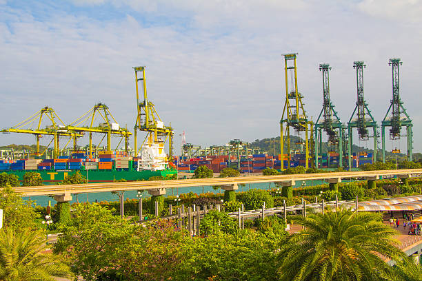 baía de singapura porto klang, porto de tanjung pelepas - porto built structure commercial dock port wine imagens e fotografias de stock