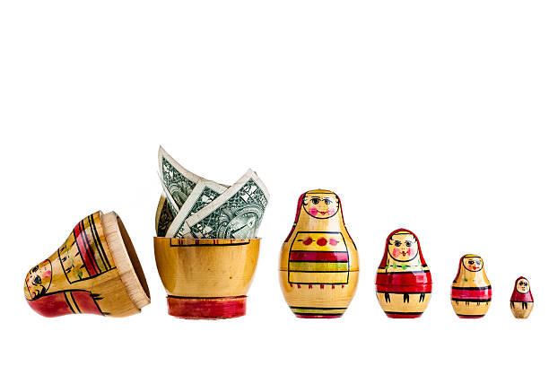 el dinero s'encuentran en la gran una - russian nesting doll nested russian culture toy fotografías e imágenes de stock