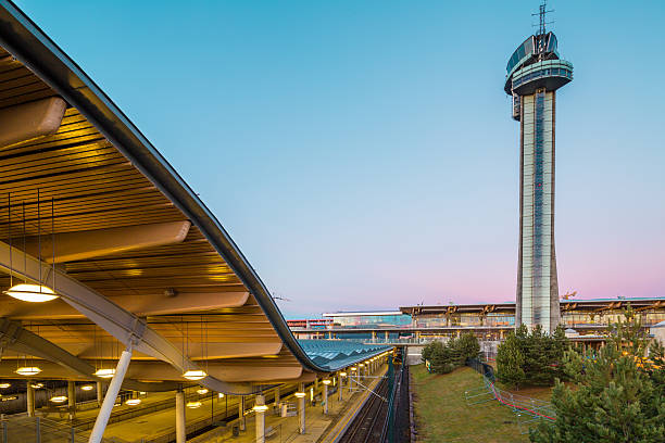 torre di controllo traffico aereo e stazione ferroviaria - air traffic control tower foto e immagini stock