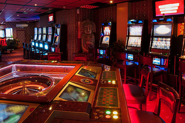 jednoręki bandyta i ruletka - roulette roulette wheel gambling roulette table zdjęcia i obrazy z banku zdjęć