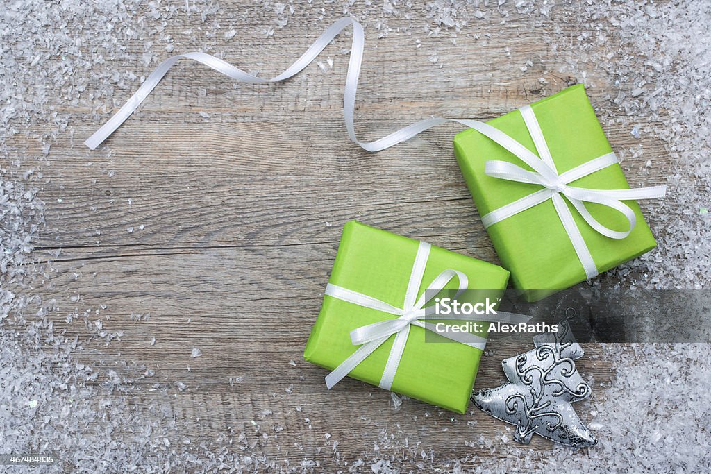 Cajas de regalo con arco y snowflakes - Foto de stock de Anticuado libre de derechos