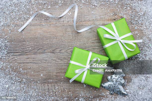 Cajas De Regalo Con Arco Y Snowflakes Foto de stock y más banco de imágenes de Anticuado - Anticuado, Anudar, Caja