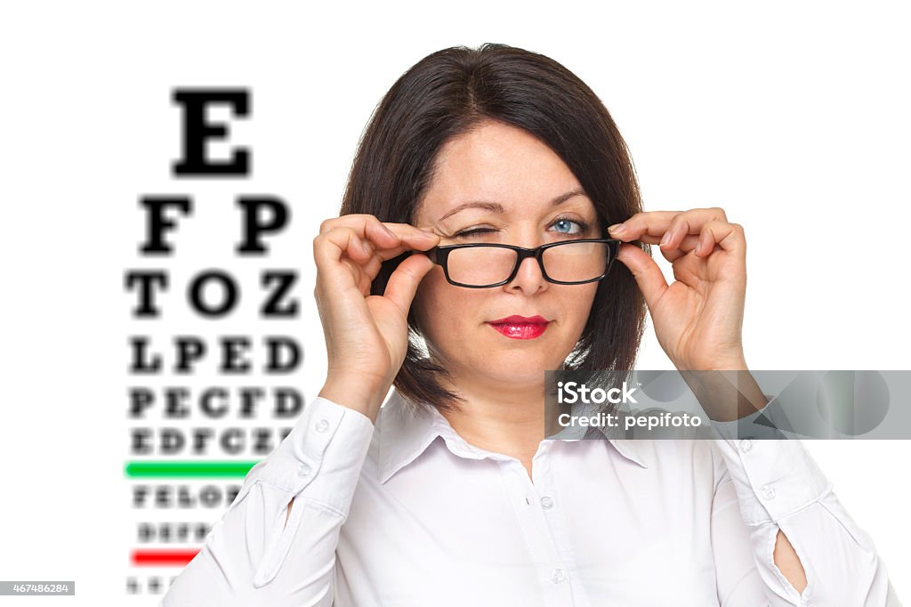 Frau mit Brille und Auge chart - Lizenzfrei Augenuntersuchungen Stock-Foto