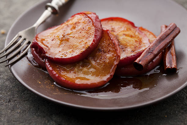 manzanas canela y - baked apple food meal dessert fotografías e imágenes de stock