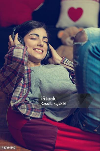 Hermosa Chica Escuchando Música Foto de stock y más banco de imágenes de 16-17 años - 16-17 años, 18-19 años, 2015