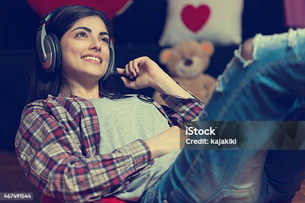 Hermosa Chica Escuchando Música Foto de stock y más banco de imágenes de Escuchar - Escuchar, Música, Radio - Electrónica de audio