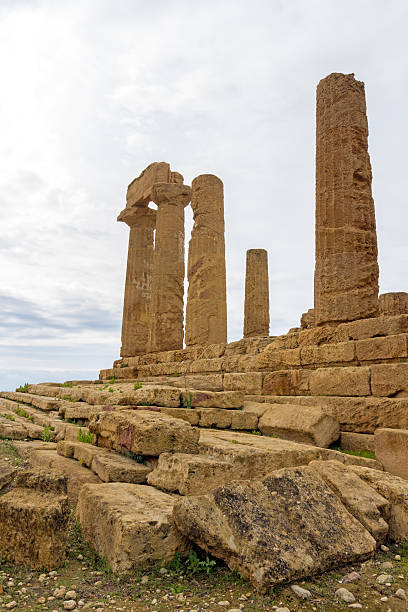 templo de juno. vale dos templos, agrigento. sicília. - greek culture agrigento landscape colonnade - fotografias e filmes do acervo