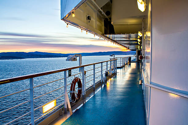 vista panorámica de crucero revestimiento terraza y vista al mar - passenger ship sunset summer sun fotografías e imágenes de stock