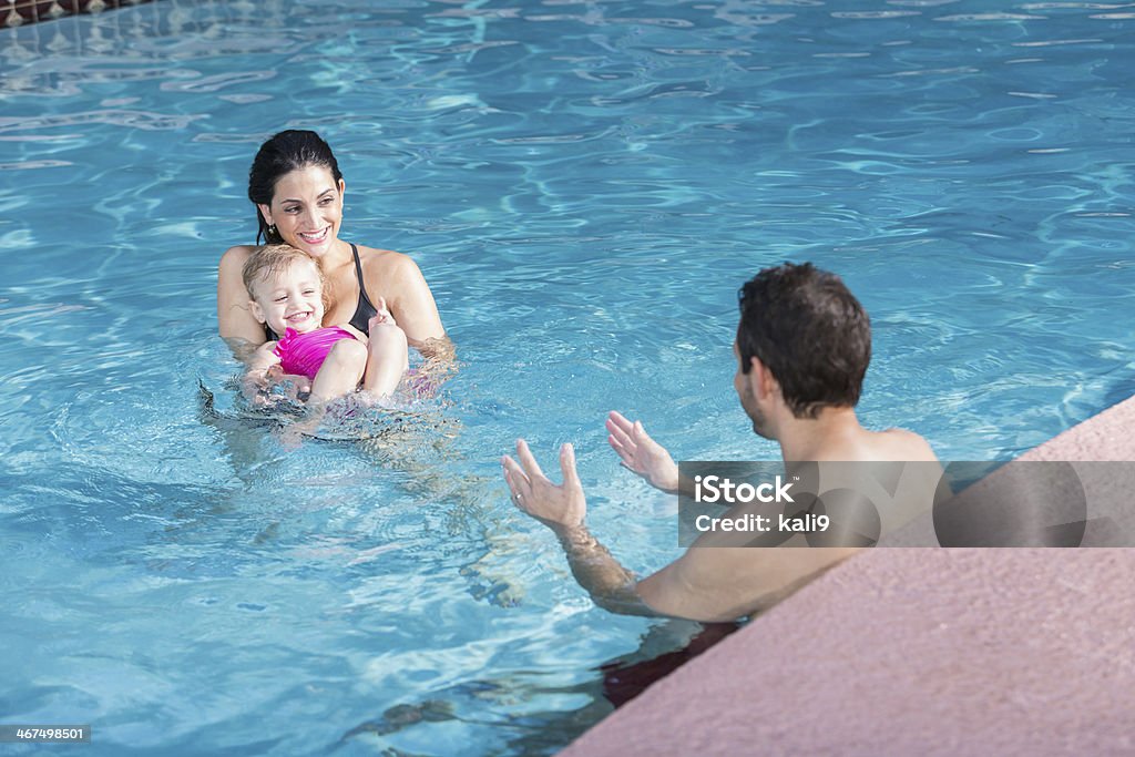 Famille hispanique dans la piscine - Photo de Bébé libre de droits