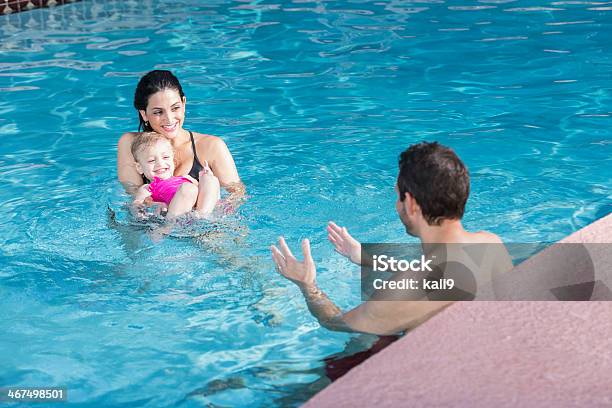 히스패닉계 가족 수영장 수영-동작 활동에 대한 스톡 사진 및 기타 이미지 - 수영-동작 활동, 아기, 양 부모