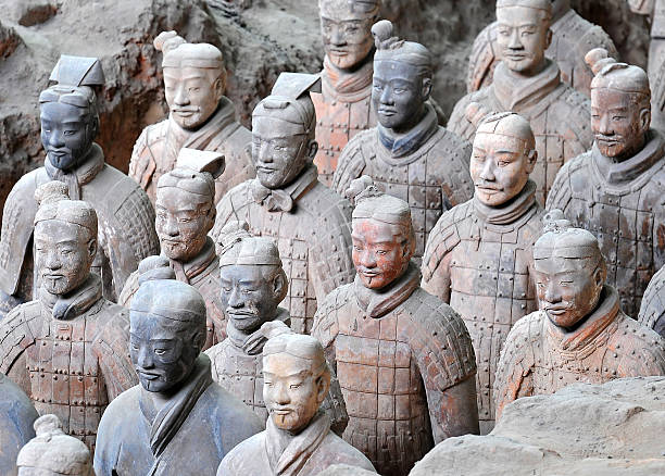 antike terrakotta-krieger statuen in china - army xian china archaeology stock-fotos und bilder