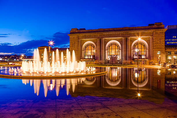 la gare union station, henry wollman bloch memorial fountain, crépuscule, kansas city - kansas city missouri photos et images de collection