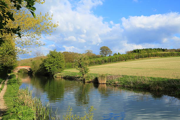 ponte sobre o canal de kennet e avon no sul da inglaterra - berkshire - fotografias e filmes do acervo