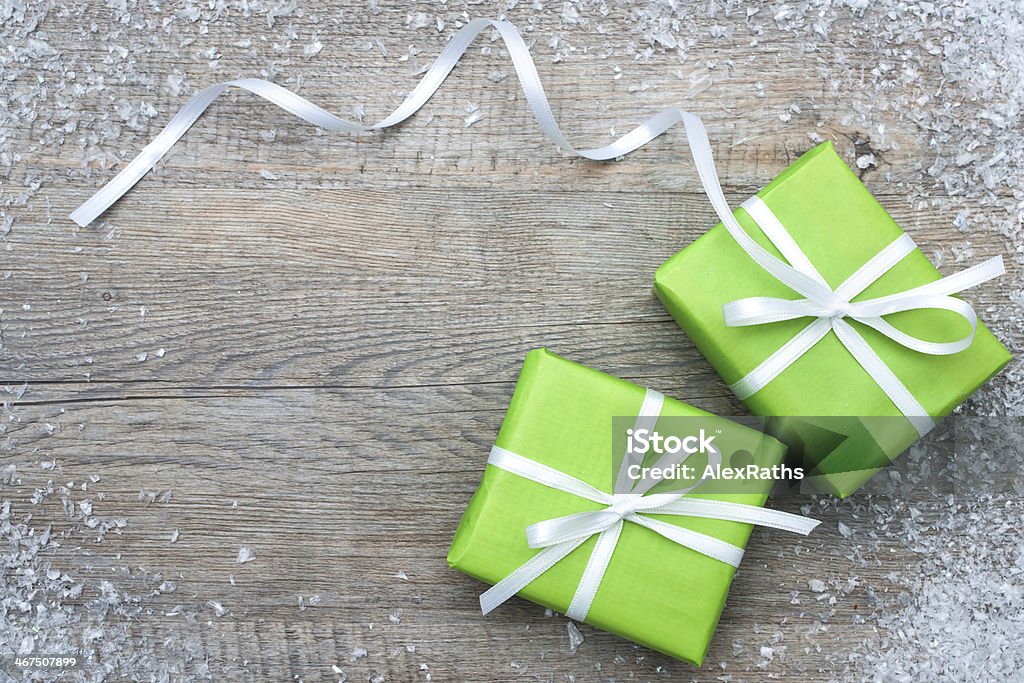 Geschenk-Boxen mit Schleifen und Schneeflocken - Lizenzfrei Altertümlich Stock-Foto