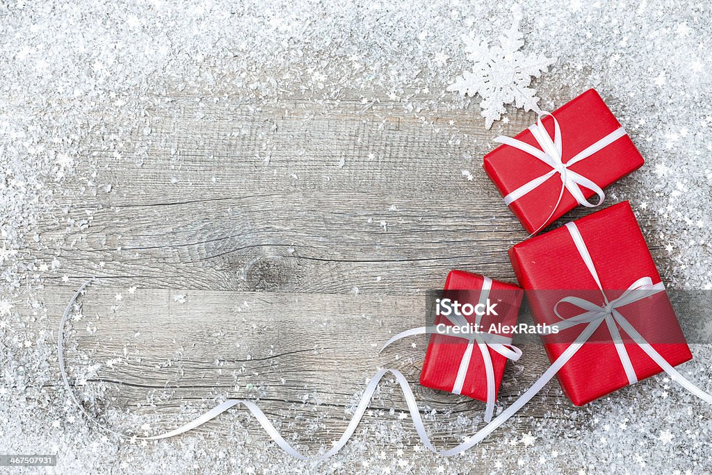 Cajas de regalo con arco y snowflakes - Foto de stock de Anticuado libre de derechos