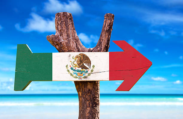 meksyk flaga drewniany znak na plaży, na tle - carmen island zdjęcia i obrazy z banku zdjęć