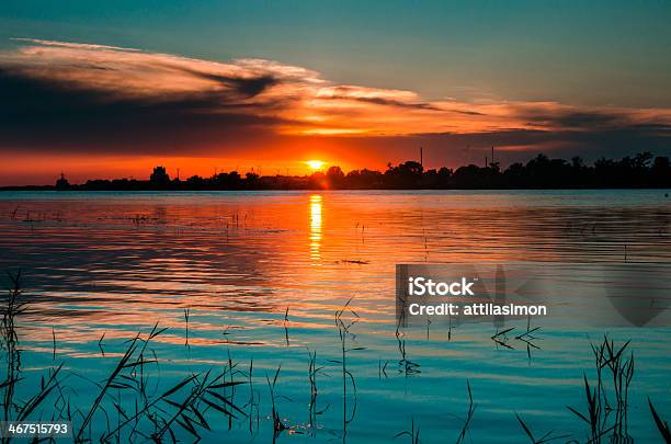 Foto de Iluminação Azulada No Danúbio Ao Pôrdosol e mais fotos de stock de Azul - Azul, Cena de tranquilidade, Cloudscape