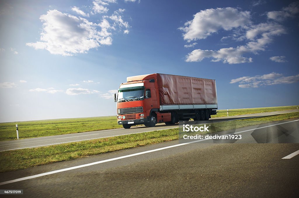 トラックの移動に、road - トラックのロイヤリティフリーストックフォト