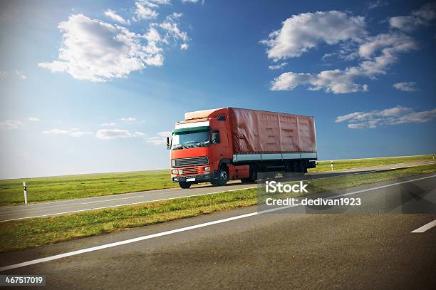 トラックの移動にroad - トラックのストックフォトや画像を多数ご用意 - トラック, 交通輸送, 写真