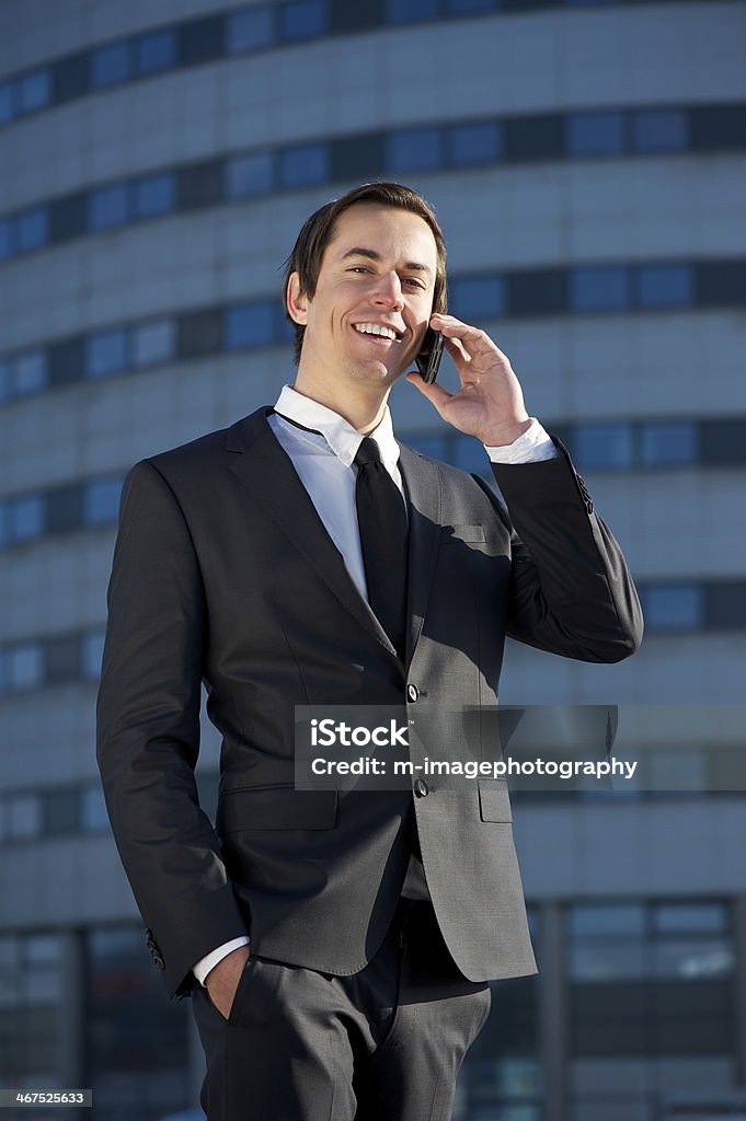 Atractivo hombre de negocios llamando de cellphone al aire libre - Foto de stock de 20 a 29 años libre de derechos