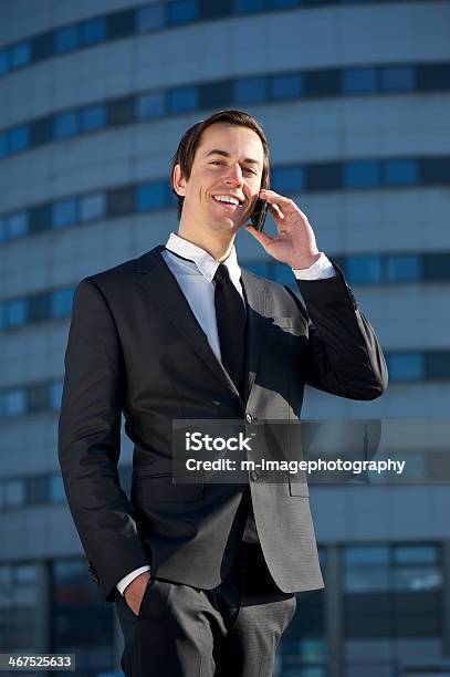 Atractivo Hombre De Negocios Llamando De Cellphone Al Aire Libre Foto de stock y más banco de imágenes de 20 a 29 años