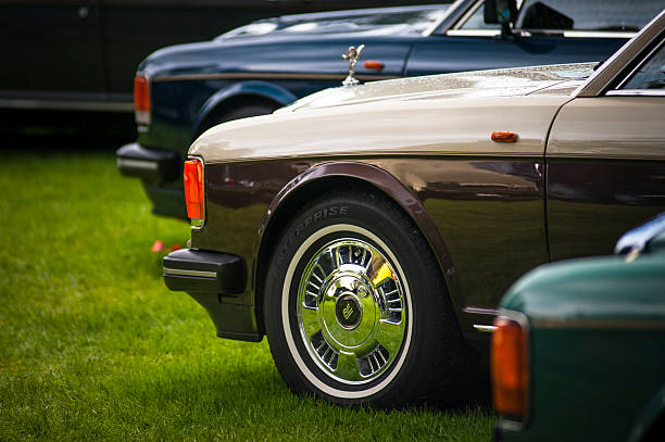 クラシックなロールスロイスを表示 - collectors car car hubcap retro revival ストックフォトと画像
