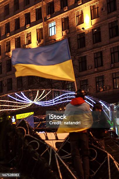 Foto de Euromaidan Protester Com Bandeira Fica No Barreiras e mais fotos de stock de Adulto