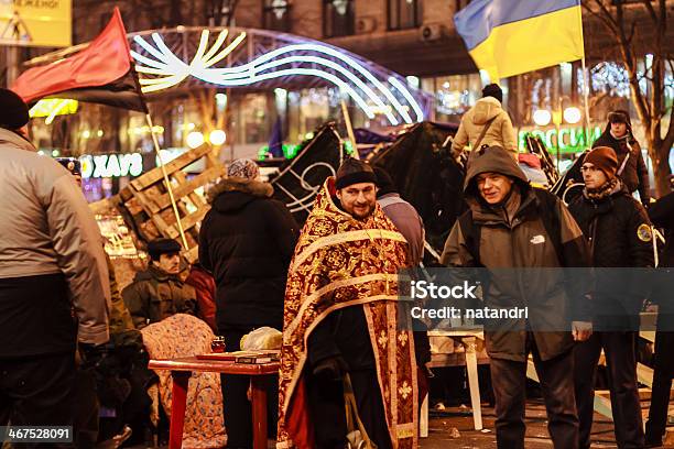 Photo libre de droit de Euromaidan Protesters Reste Orthodoxe Prêtre Négociations Avec Les Gens banque d'images et plus d'images libres de droit de Euromaidan