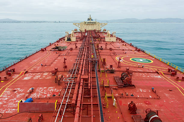 duża cysterna do przewozu ropy naftowej, widok z pokładu masthead. - tanker oil tanker oil industrial ship zdjęcia i obrazy z banku zdjęć