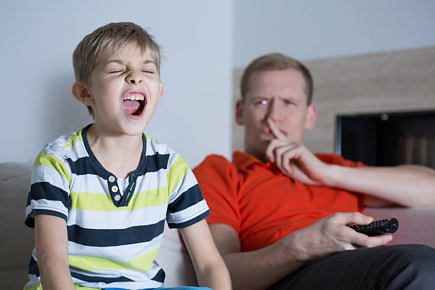 визжать сын - family television fighting watching стоковые фото и изображения