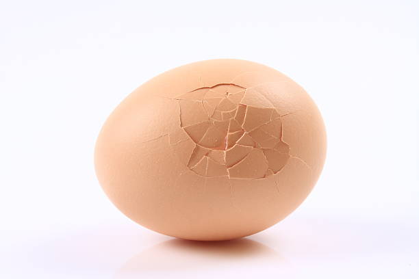 クラックト卵 - eggs cracked opening fragile ストックフォトと画像