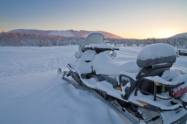 парковать снегоходах в levi, финляндия - snowmobiling adventure snow travel стоковые фото и изображения