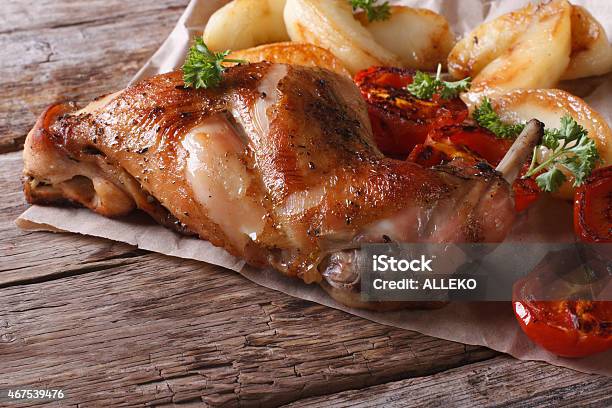 Photo libre de droit de De Délicieuses Grillades Lapin Jambe Avec Des Pommes Et Des Tomates banque d'images et plus d'images libres de droit de Lapin - Viande de gibier