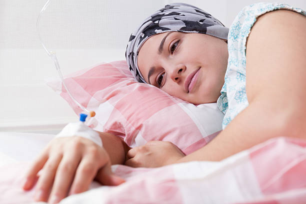 Girl full of hope during chemotherapy Young girl full of hope during chemotherapy hospital depression sadness bed stock pictures, royalty-free photos & images