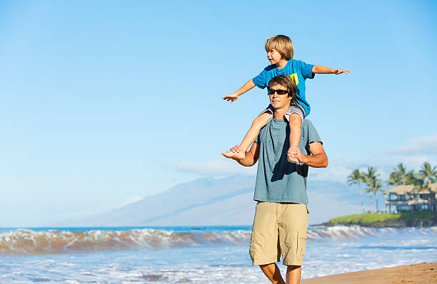 幸せな父と息子のトロピカルビーチで遊ぶ - acation ストックフォトと画像