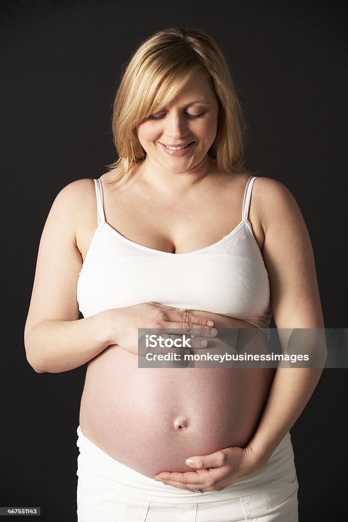 Retrato de mulher grávida usando branco - Foto de stock de 30 Anos royalty-free