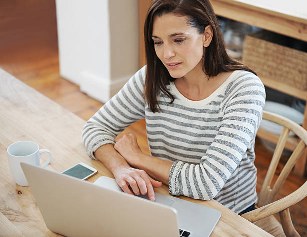 istock She loves browsing for recipes online 467551580