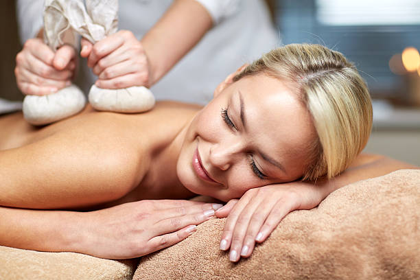 gros plan de femme allongée sur la table de massage au spa - massagist photos et images de collection