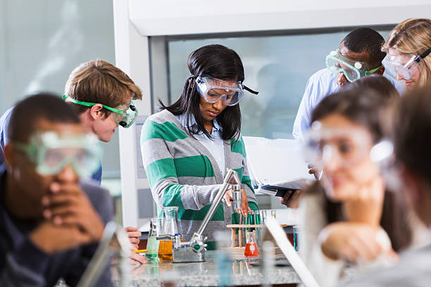 estudantes dando experiência na aula de química - professor scientist chemistry teacher imagens e fotografias de stock