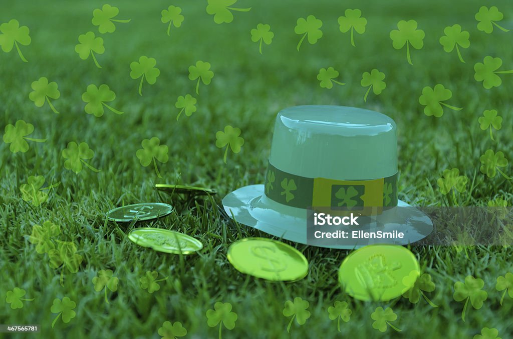 St Patrick's Day hat y las monedas en hierba - Foto de stock de Baile tradicional libre de derechos