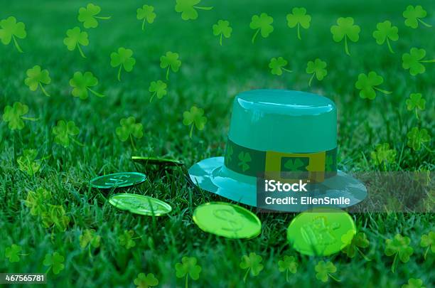 St Patricks Day Hat Y Las Monedas En Hierba Foto de stock y más banco de imágenes de Baile tradicional - Baile tradicional, Celebración - Ocasión especial, Colores