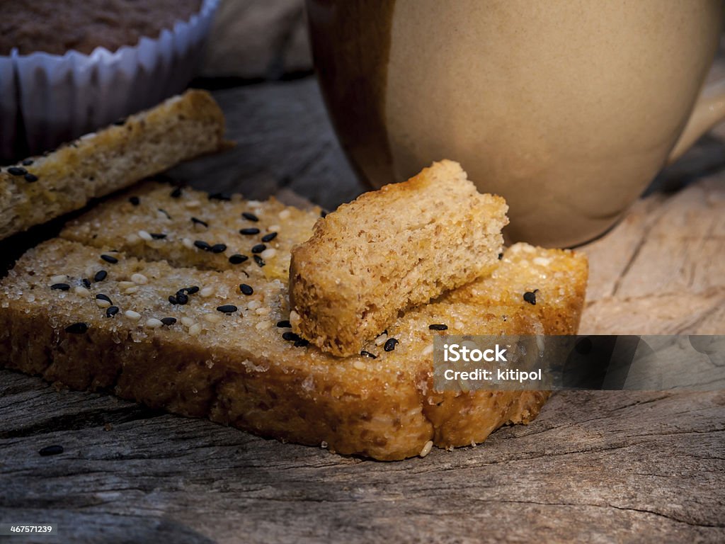 Sel fraîchement grillés et de pain au sésame - Photo de Ail - Légume à bulbe libre de droits
