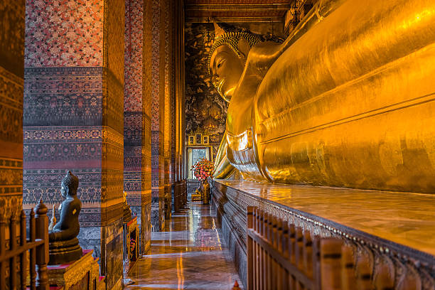 buda reclinado templo de wat pho bangkok, tailândia - reclining buddha - fotografias e filmes do acervo