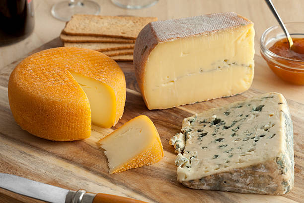 francês bandeja de queijo - morbier imagens e fotografias de stock