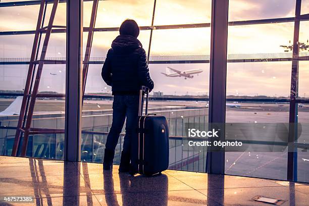 Siluetas De Personas En El Aeropuerto Beijing Foto de stock y más banco de imágenes de Aeropuerto - Aeropuerto, China, Pekín