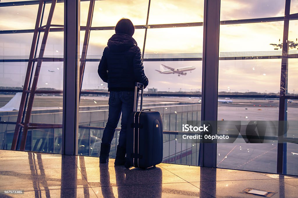 Silhouette di viaggiatori in aeroporto, Pechino - Foto stock royalty-free di Aeroporto
