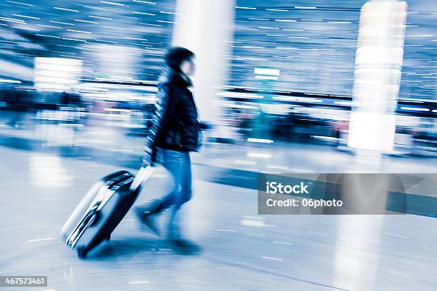 Pasajero En El Aeropuerto De Pekín Desenfoque Foto de stock y más banco de imágenes de Acero - Acero, Aeropuerto, Andar