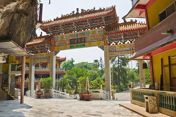 Sam Poh Tong is a famous cave temple located in Gunung Rapat, about 5km south of Ipoh.