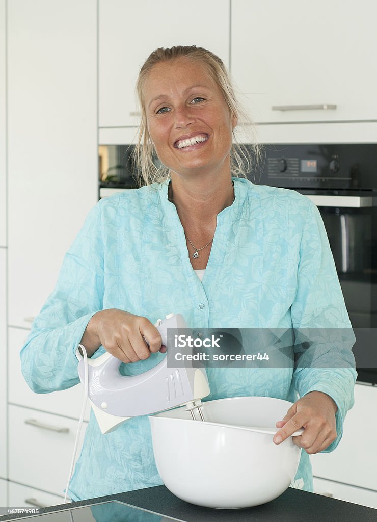 Mujer joven cocinar - Foto de stock de Combinar libre de derechos