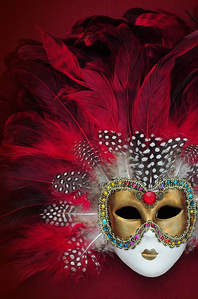 赤とゴールドのマスクとフェザーズ（ベニス） - mythology venice italy carnival mask ストックフォトと画像